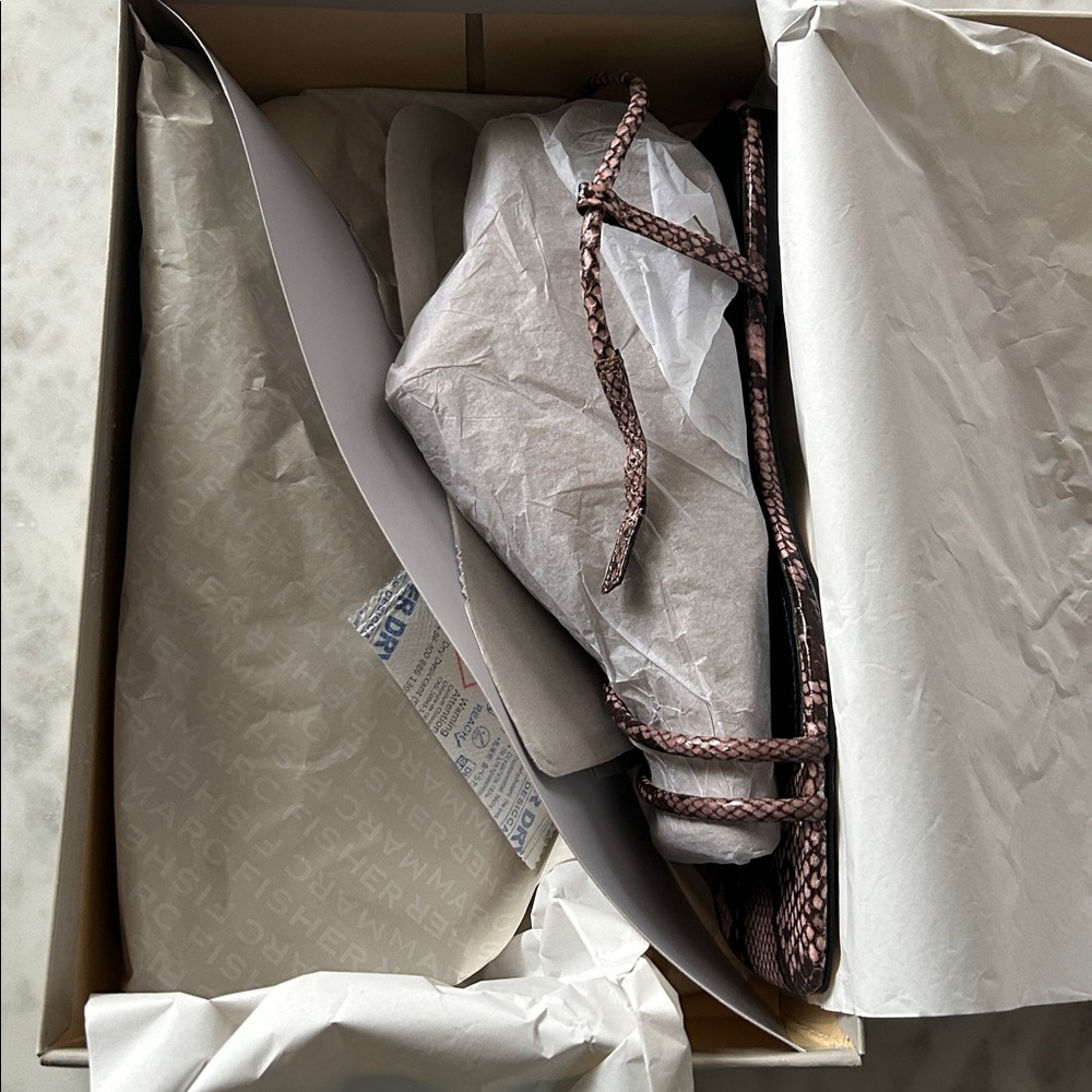 NIB. Marc fisher mikal sandals. Size 9 - Picture 3 of 5